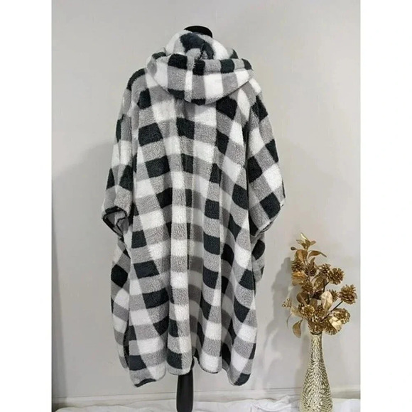 Steve Madden Sherpa Hooded Open Front Poncho Black & White Buffalo Check O/S $98 - Picture 2 of 4